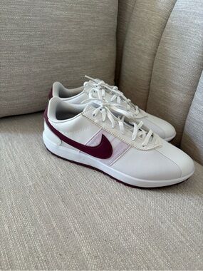 Nike women’s white/lilac golf sneakers Size 9 NEW